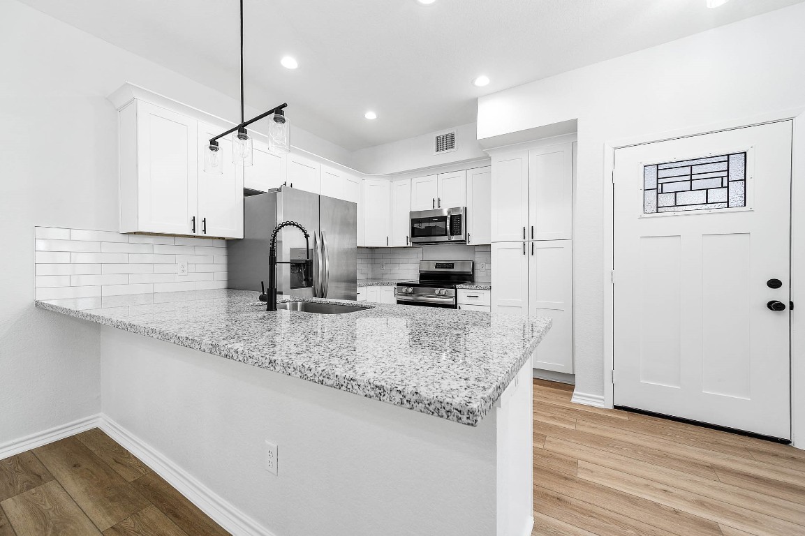 2018 Hampton Street, Unit A B Houston, TX 77088 - Photo 11 of 31 Kitchen Bar