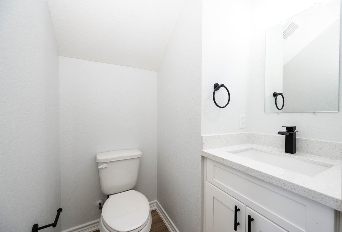 2018 Hampton Street, Unit A B Houston, TX 77088 - Photo 14 of 31 1st Floor Powder room