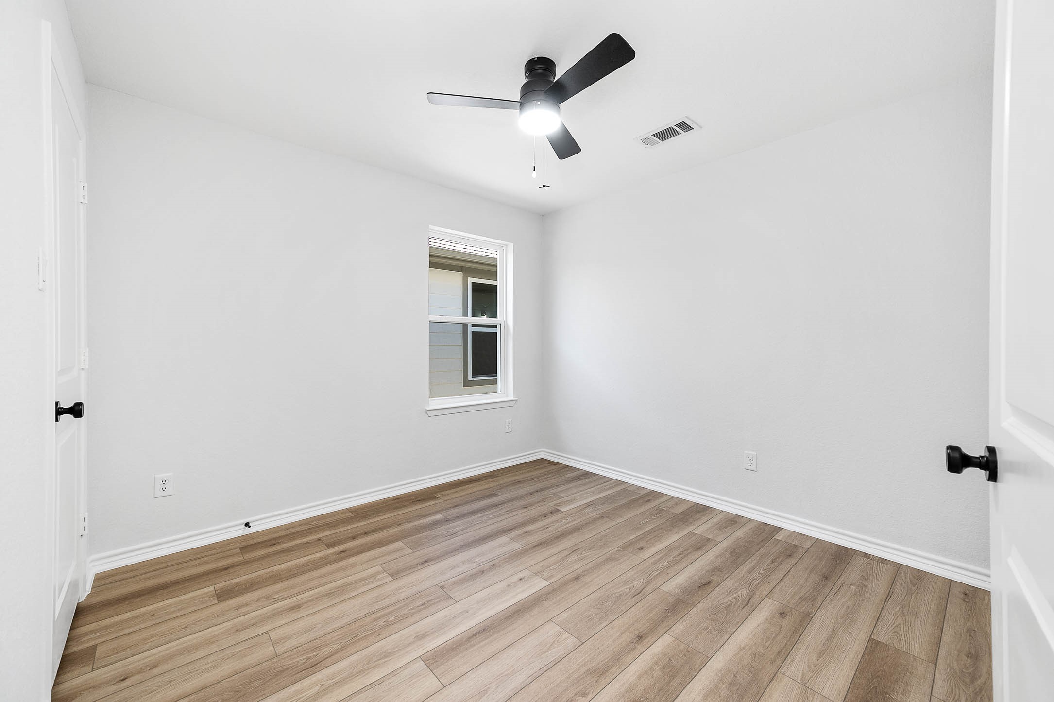 2018 Hampton Street, Unit A B Houston, TX 77088 - Photo 25 of 31 Bedroom 3 with flexible-use layout in this 2018 Hampton new construction duplex.