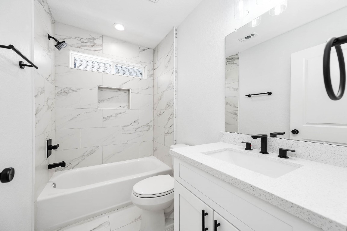 2018 Hampton Street, Unit A B Houston, TX 77088 - Photo 26 of 31 Hall Bath