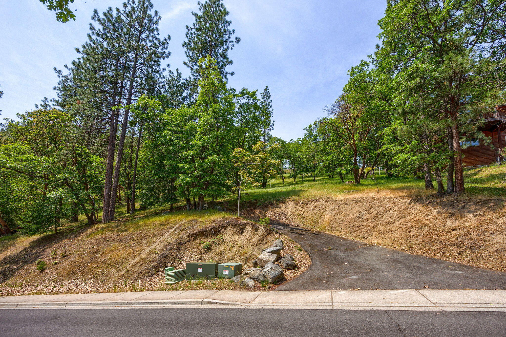 390 Strawberry Lane Ashland, OR 97520 - Photo 2 of 19 ApxSL (2)