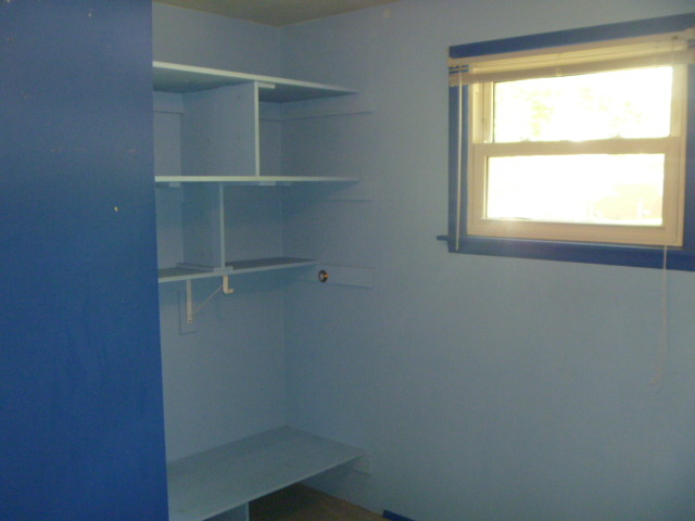 1513 North Ridge Avenue Arlington Heights, IL 60004 - Photo 8 of 14 a small space with a window