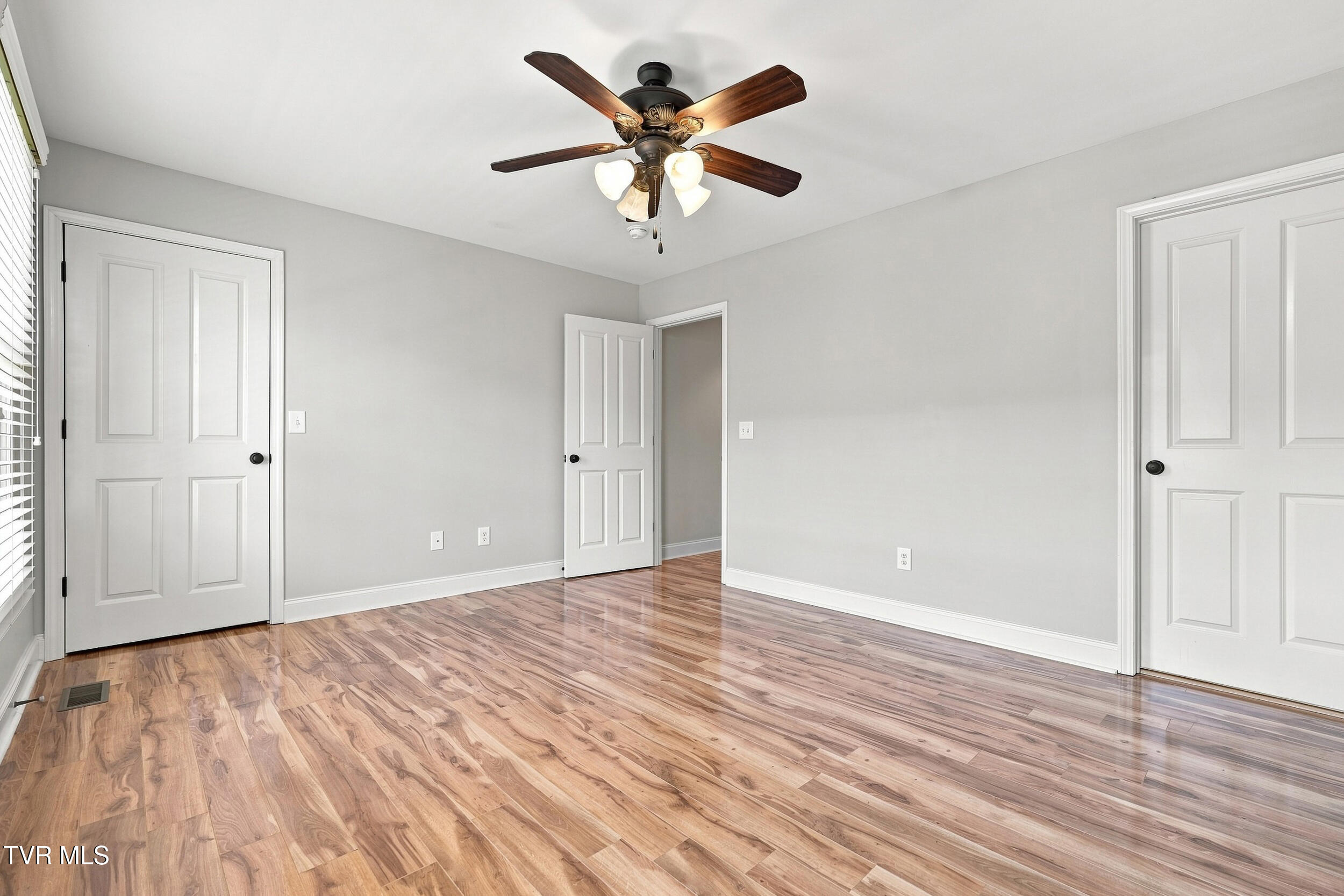 601 West Mountainview Road, Unit 402 Johnson City, TN 37604 - Photo 16 of 30 16_601 w mountainview rd-23