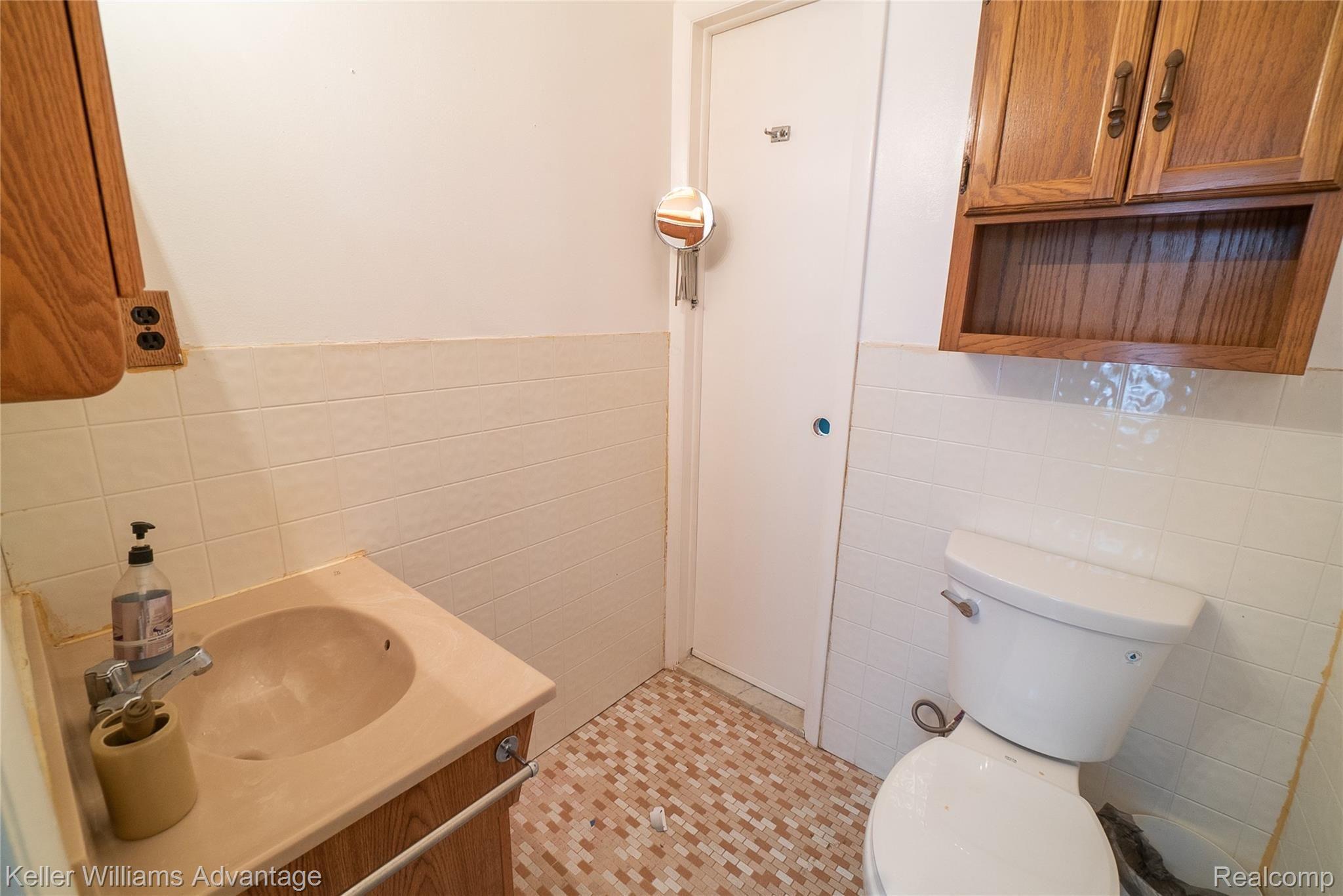 25065 Five Mile Road Redford, MI 48239 - Photo 14 of 29 5 mileRd_25065_Master Lav 1.jpg