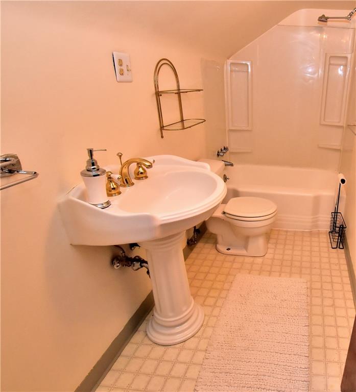 250 Cochran Road Mt. Lebanon, PA 15228 - Photo 15 of 20 2nd floor full bath