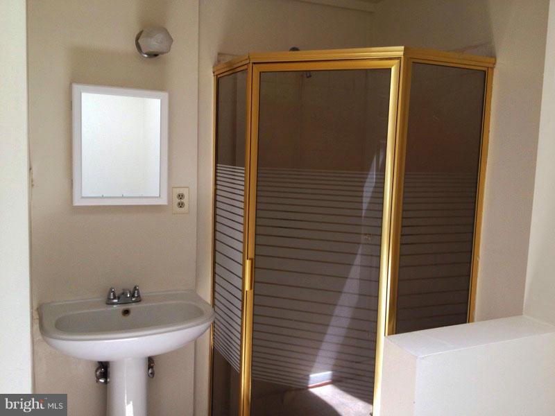 1329 Harbor Road Annapolis, MD 21403 - Photo 11 of 29 Bath (Master)