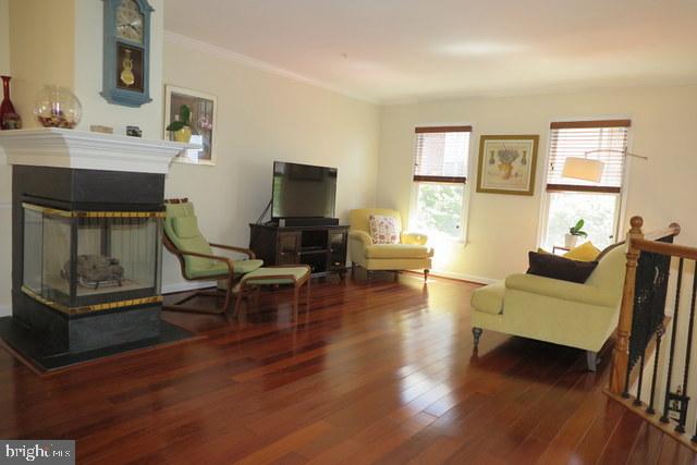 118 Ridgepoint Place Gaithersburg, MD 20878 - Photo 7 of 35 Living Room with gleaming wood floors & blinds