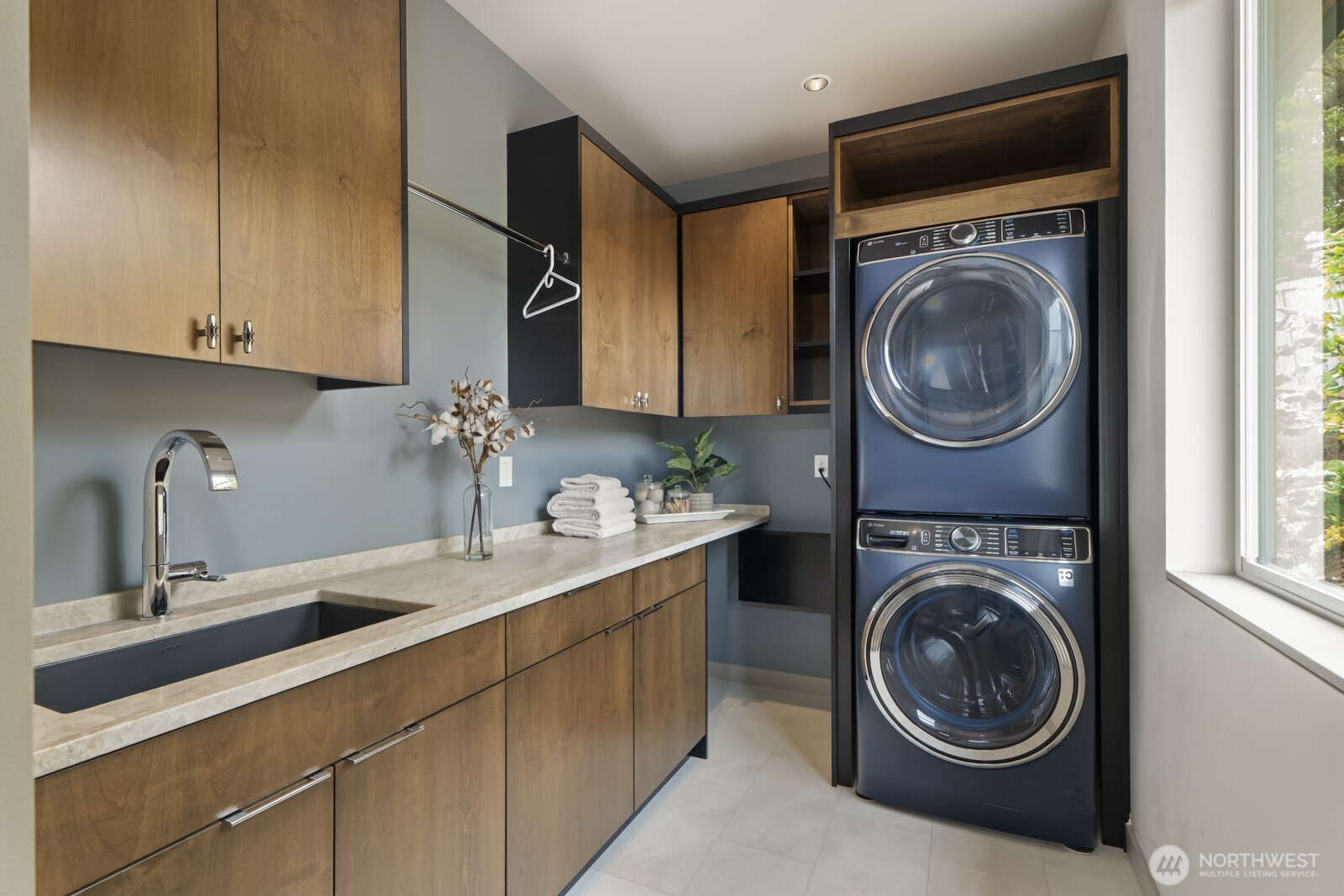 5009 Ocean Avenue Everett, WA 98203 - Photo 23 of 40 a utility room with sink dryer and washer