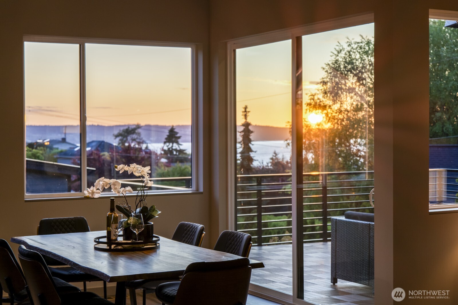 5009 Ocean Avenue Everett, WA 98203 - Photo 8 of 40 a view of a workspace with a window