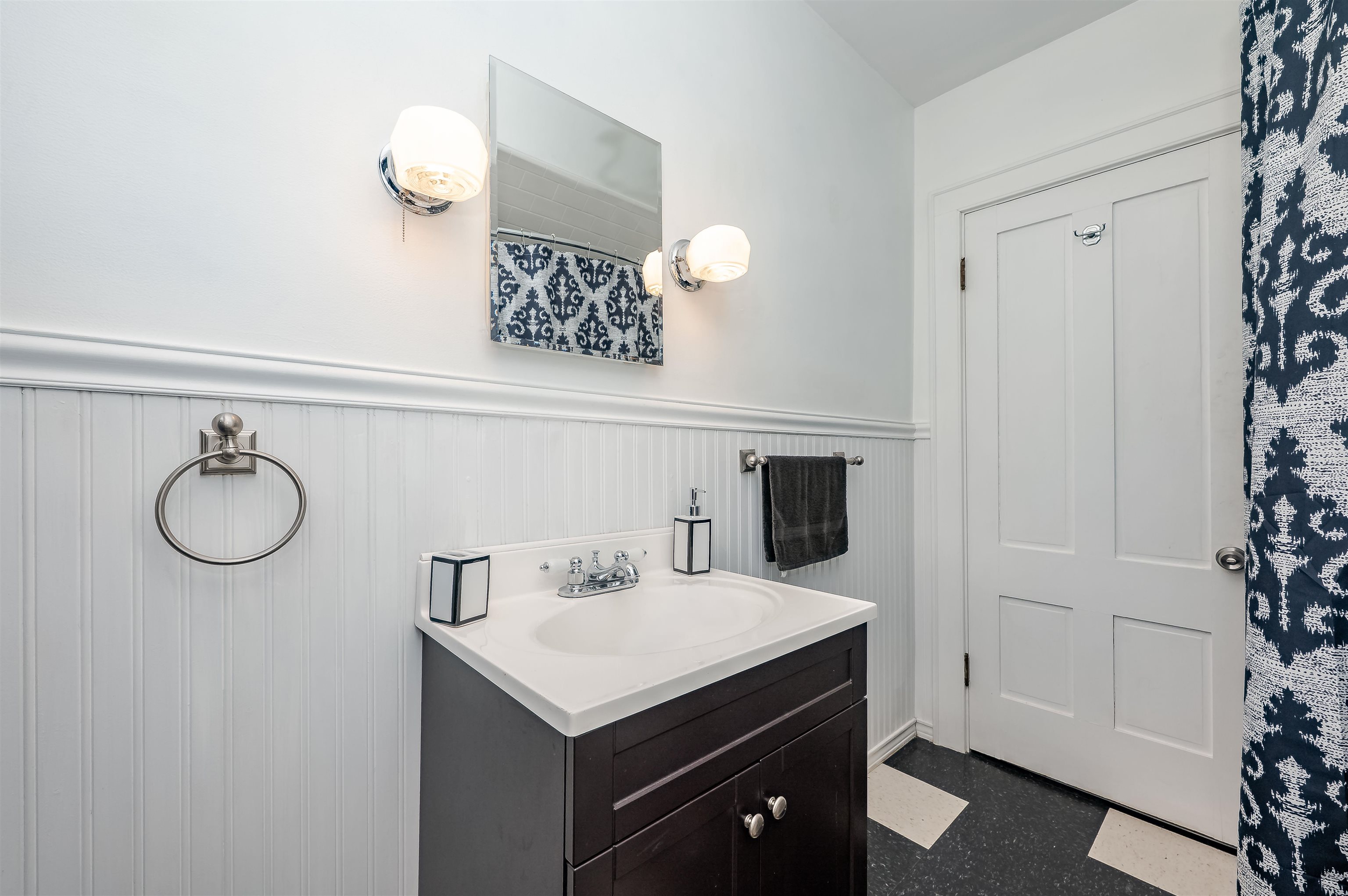 27 Broad Street Rochester, NH 03867 - Photo 32 of 51