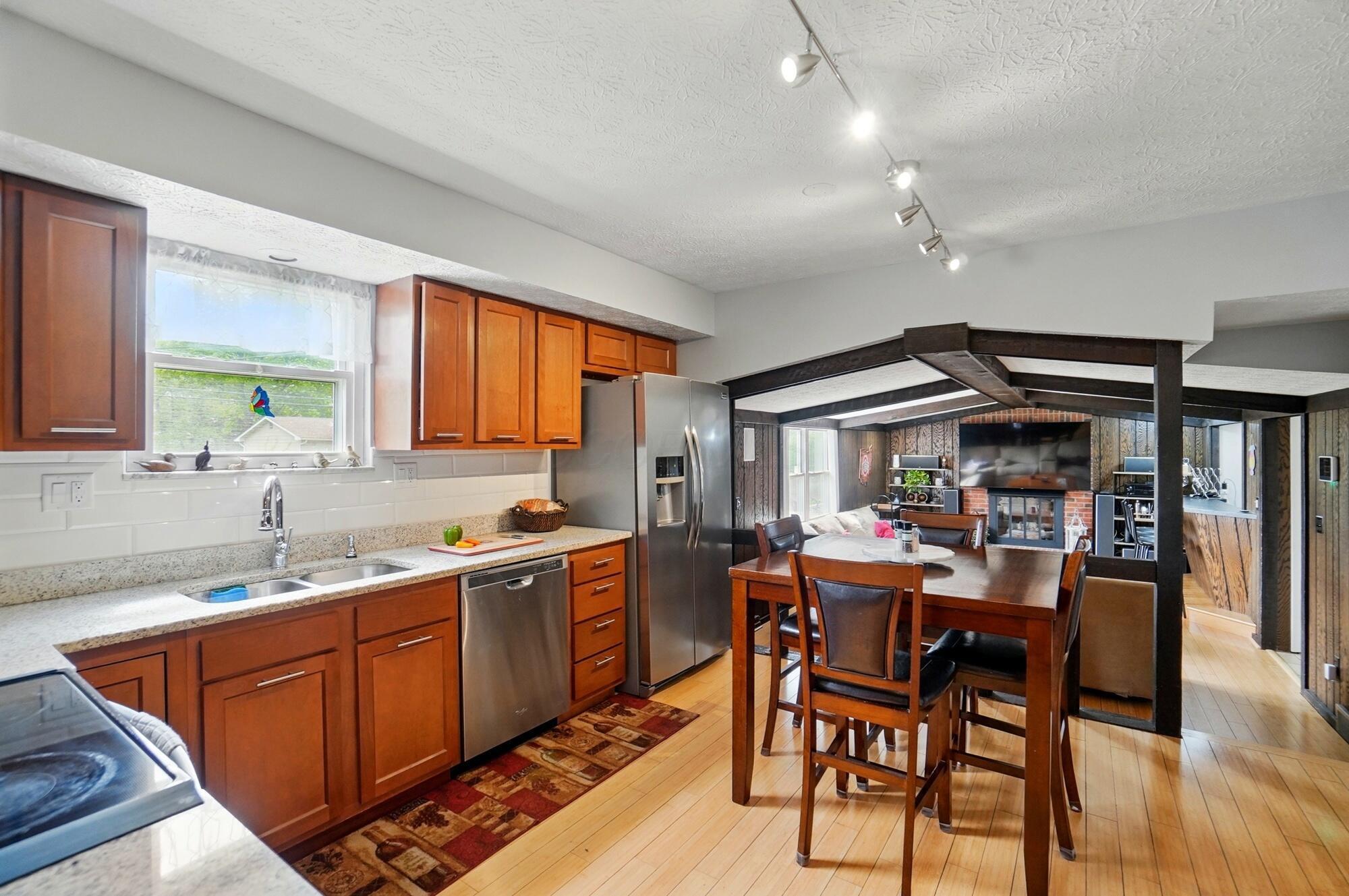 5508 Aspen Road Columbus, OH 43229 - Photo 12 of 40 Eat in Kitchen
