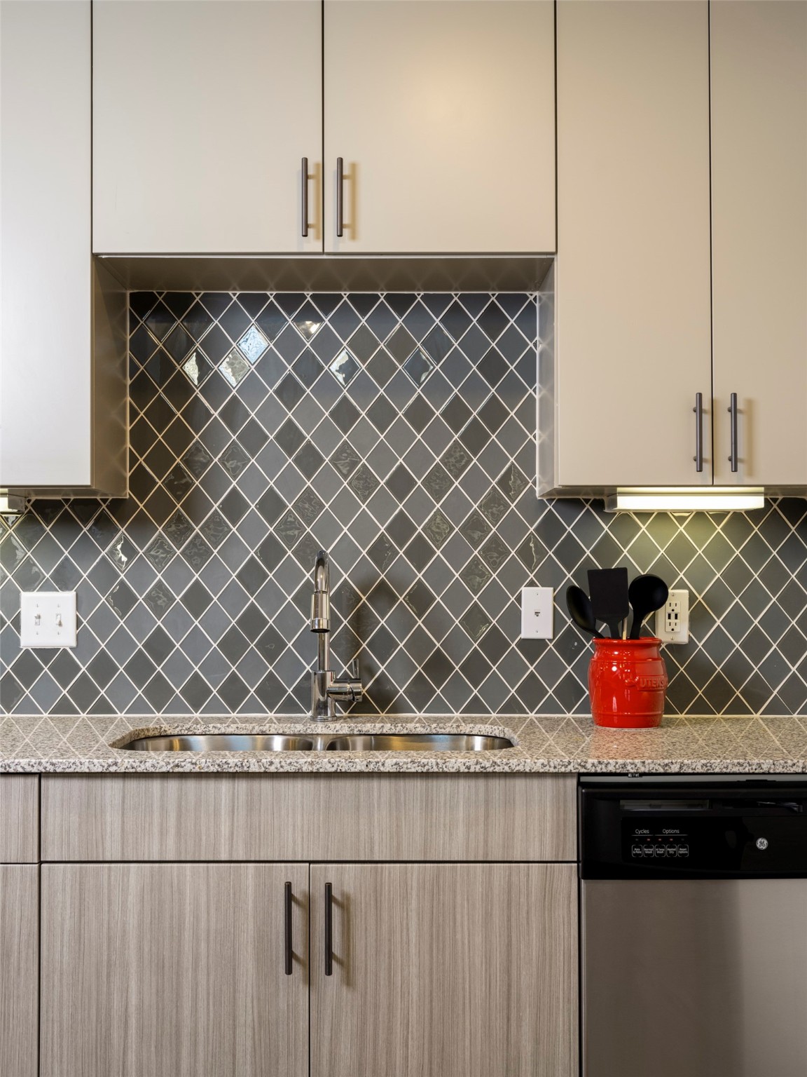 1800 South Interstate 35 Frontage Road Austin, TX 78704 - Photo 27 of 36 a close view of sink