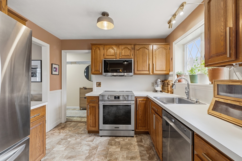 26 Windsor Road Sandwich, MA 02563 - Photo 5 of 42 Gallery Image 5