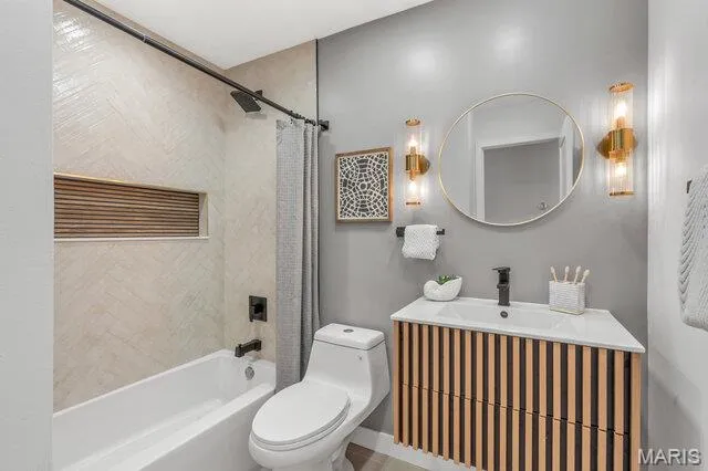 $699,900 | 487 Runnymede Drive, Creve Coeur, MO 63141