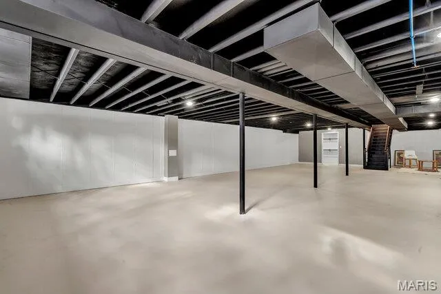 $699,900 | 487 Runnymede Drive, Creve Coeur, MO 63141