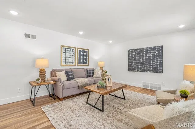 $699,900 | 487 Runnymede Drive, Creve Coeur, MO 63141