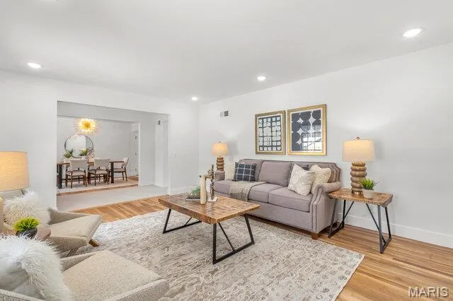 $699,900 | 487 Runnymede Drive, Creve Coeur, MO 63141