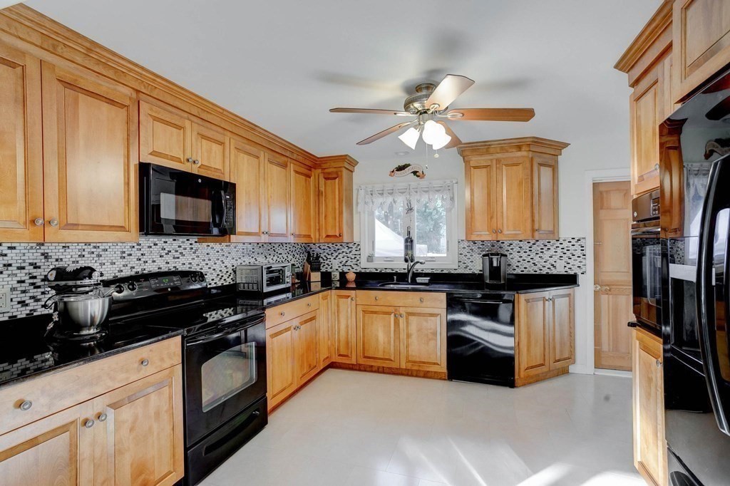 18 Abbott Road North Reading, MA 01864 - Photo 3 of 34 Gallery Image 3
