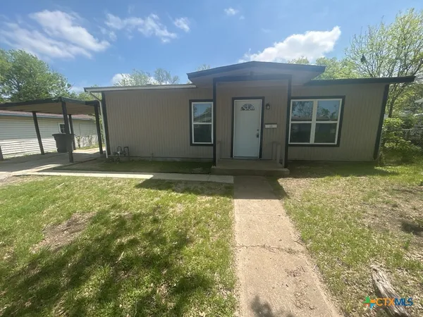 a view of a house with backyard