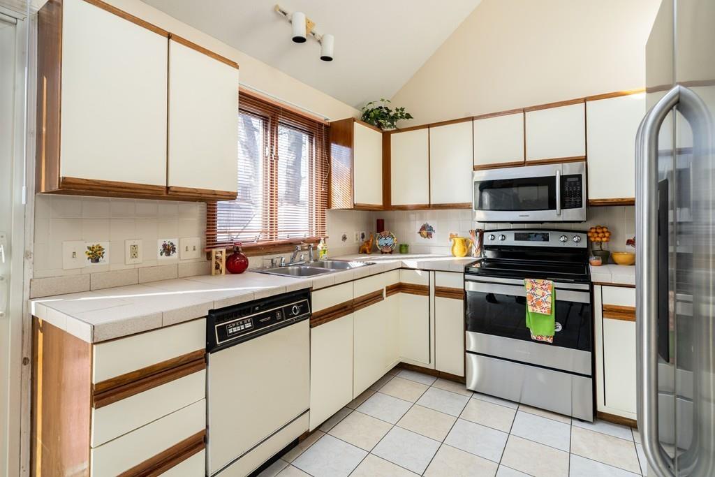 86 Castle Street Springfield, MA 01118 - Photo 4 of 28