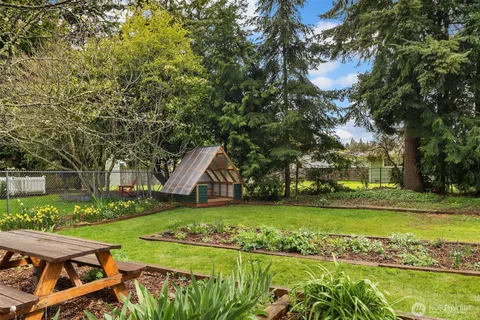 $899,000 | 21625 92nd Avenue West, Edmonds, WA 98026
