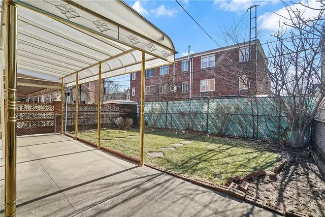 a view of a backyard