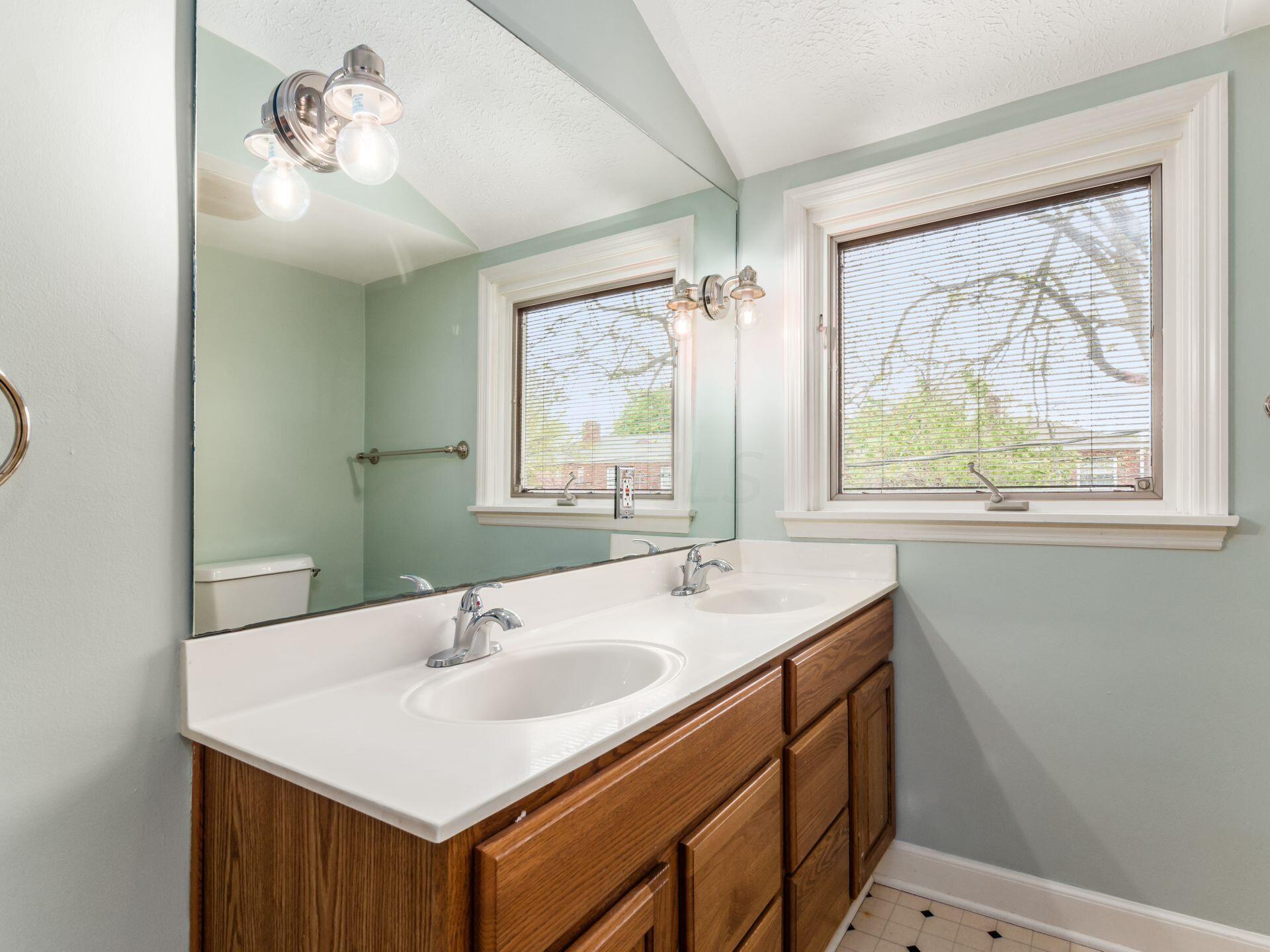 1981 Inchcliff Road Columbus, OH 43221 - Photo 21 of 43 2nd Floor Full Bath