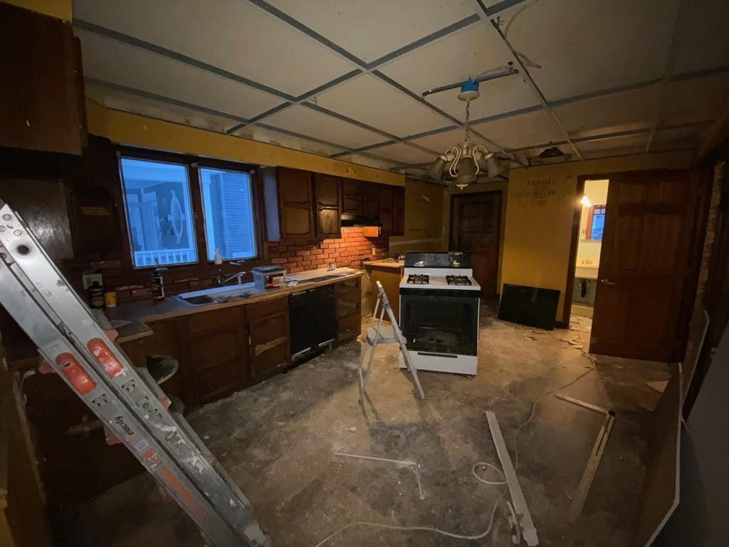 296 Dickinson Street Springfield, MA 01108 - Photo 8 of 26 Gallery Image 8