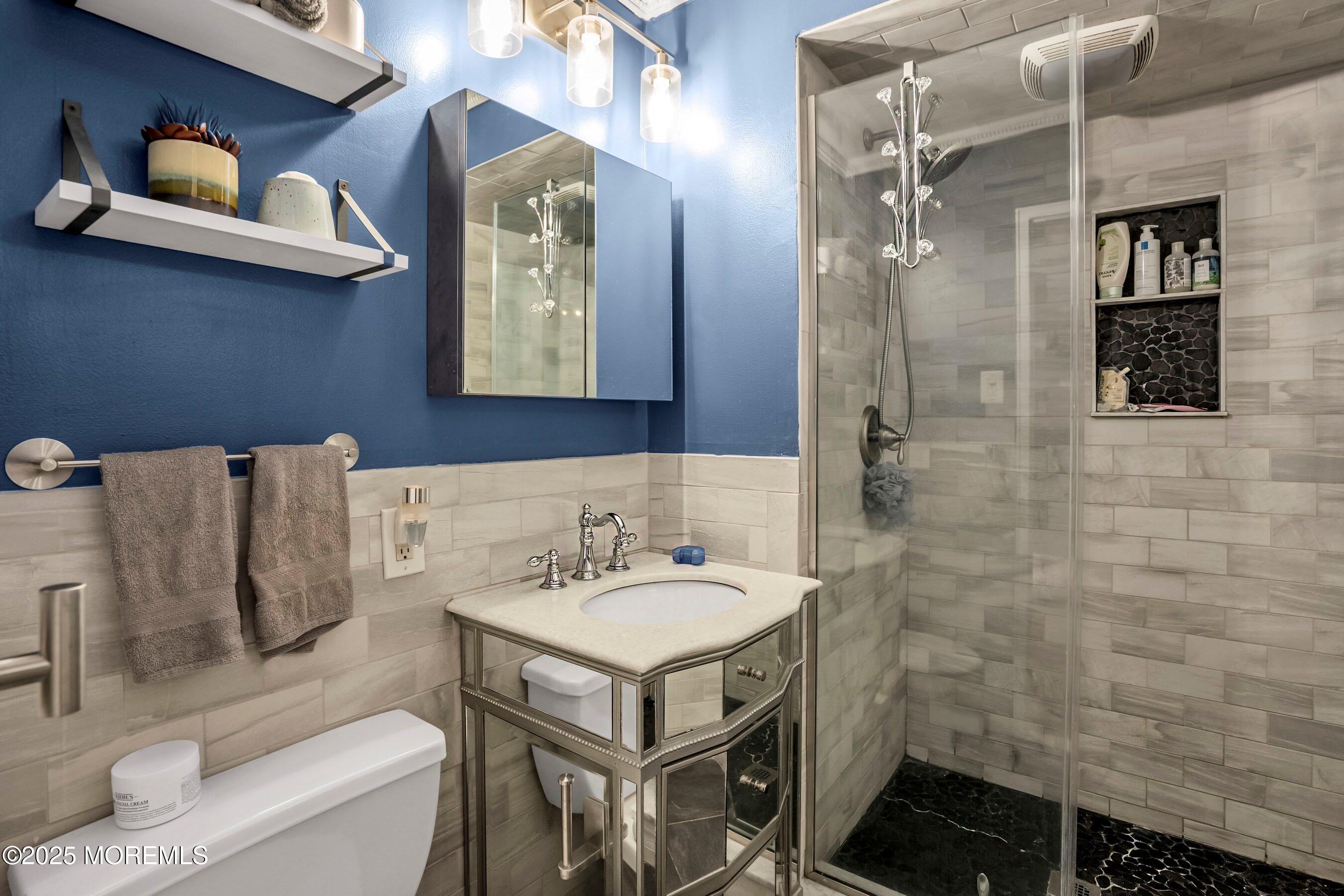 28 Riverside Avenue, Unit 1H Red Bank, NJ 07701 - Photo 19 of 55 En-suite bath