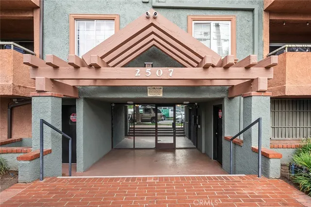 $475,000 | 2507 East 15th Street, Unit 204, Long Beach, CA 90804