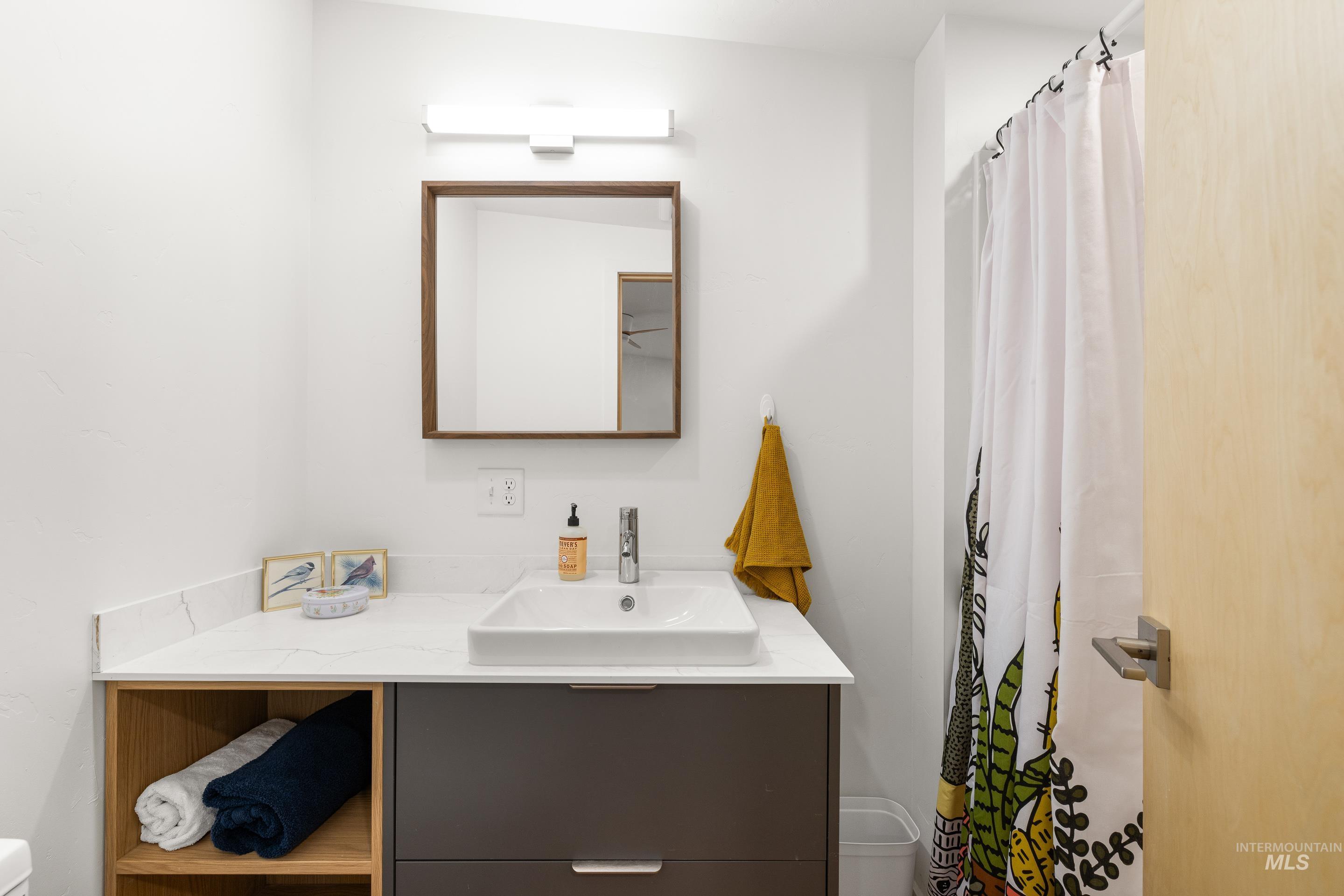 32 Sky Ridge Drive Garden Valley, ID 83622 - Photo 26 of 37 Bathroom with vanity and a shower with curtain