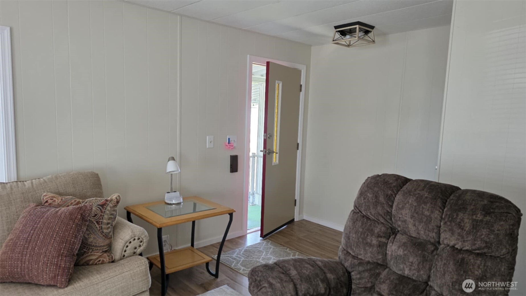 207 Ho Hum Lane Aberdeen, WA 98520 - Photo 6 of 22 a living room with furniture and a dresser