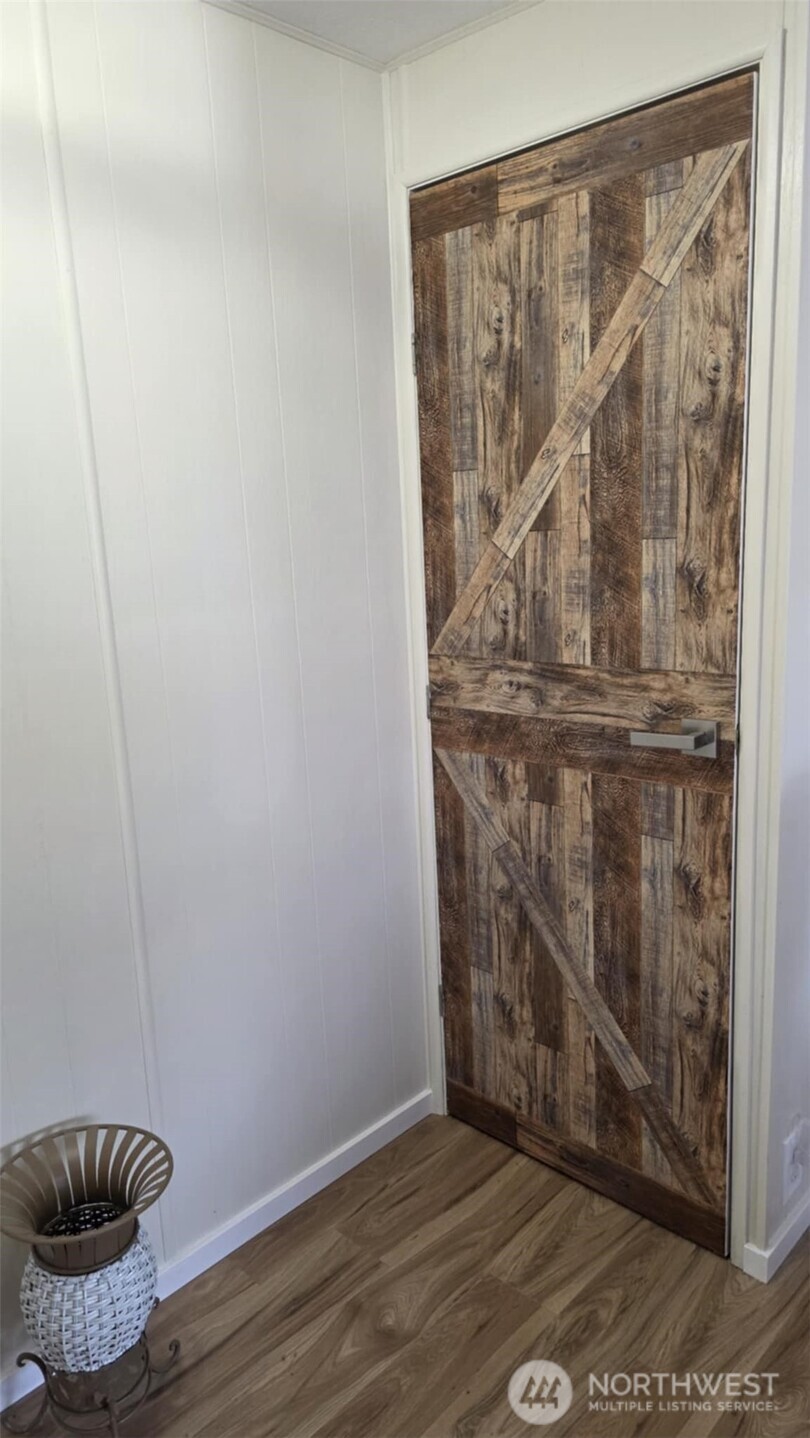 207 Ho Hum Lane Aberdeen, WA 98520 - Photo 7 of 22 a view of entryway and wooden floor
