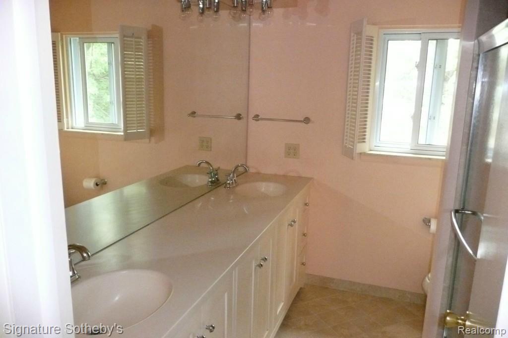 29988 Rambling Road Southfield, MI 48076 - Photo 17 of 29 2nd Floor Main Bathroom