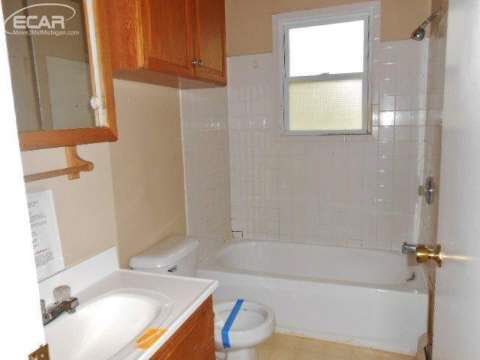 1009 Adams Road Burton, MI 48509 - Photo 10 of 18 20422551-9.JPG