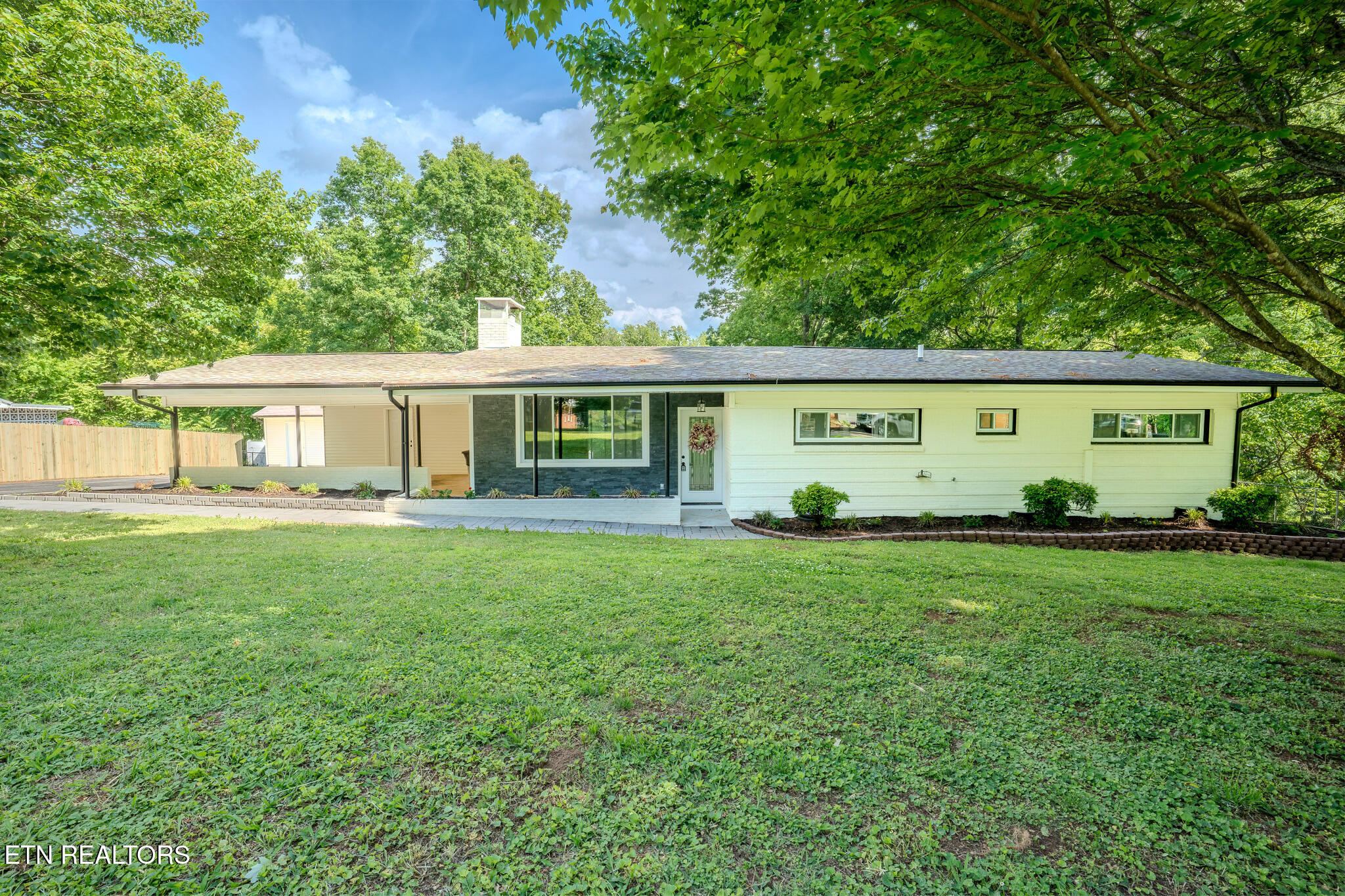 2212 Ridgecrest Drive Maryville, TN 37803 - Photo 2 of 33 IMG_2664