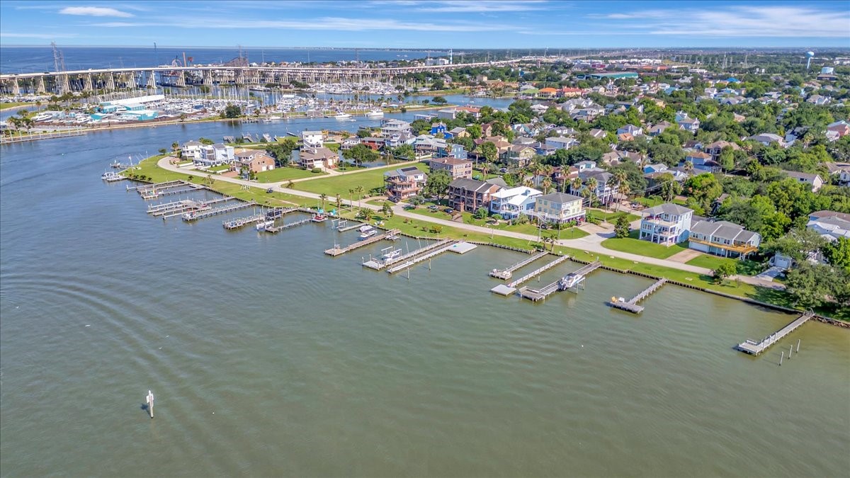 112 Oak Road Clear Lake Shores, TX 77565 - Photo 39 of 41 THE BOATRAMP TAKES YOU DIRECTLY TO CLEAR LAKE AND GALVESTON BAY - AN IDEAL LOCATION FOR BOATERS!