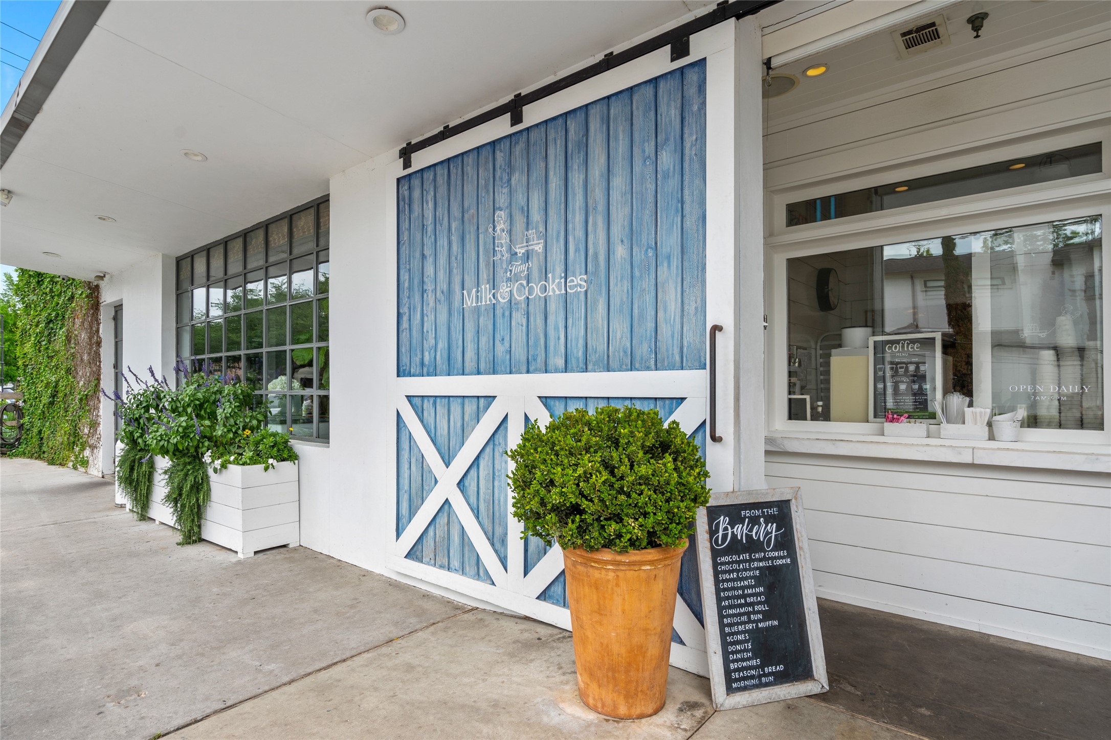 4219 Oberlin Street Houston, TX 77005 - Photo 33 of 33 All of West U's favorites are just a quick walk or bike ride away.