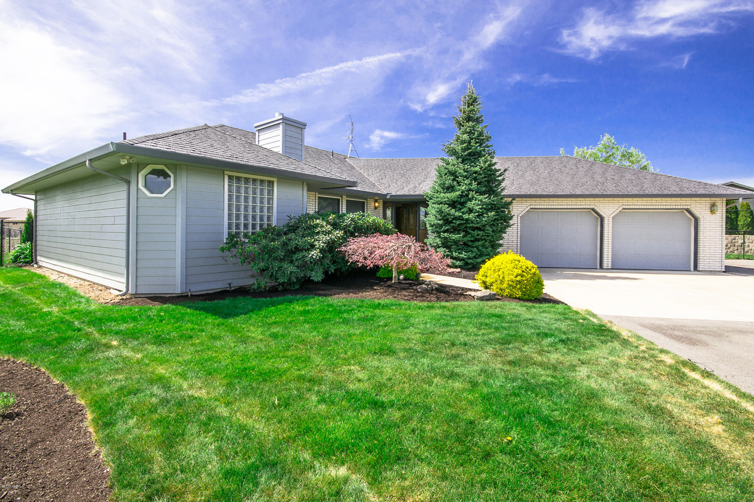 11814 Marble Road Yakima, WA 98908 - Photo 1 of 15 a front view of a house with garden