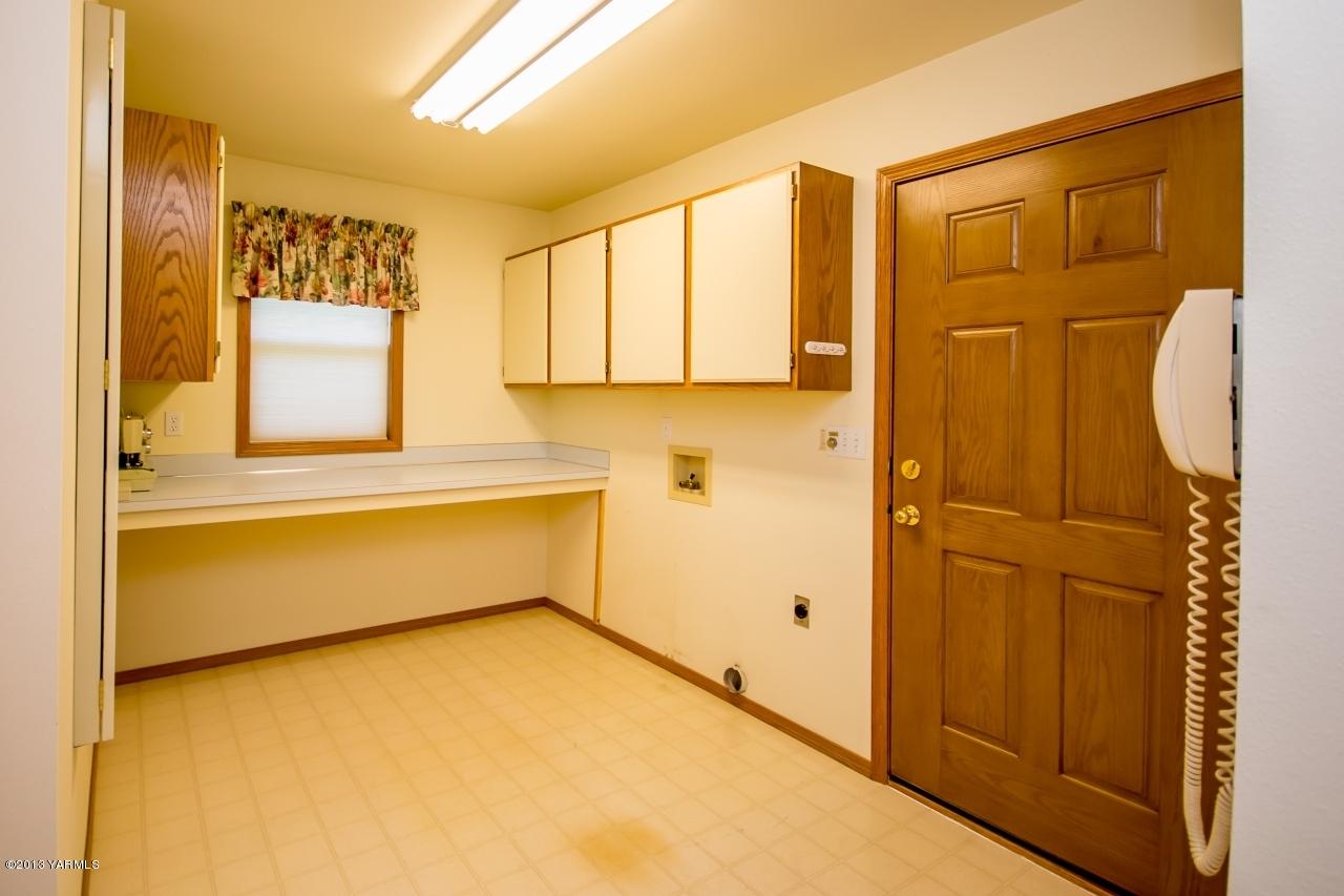 11814 Marble Road Yakima, WA 98908 - Photo 14 of 15 a bathroom with a bathtub and a shower