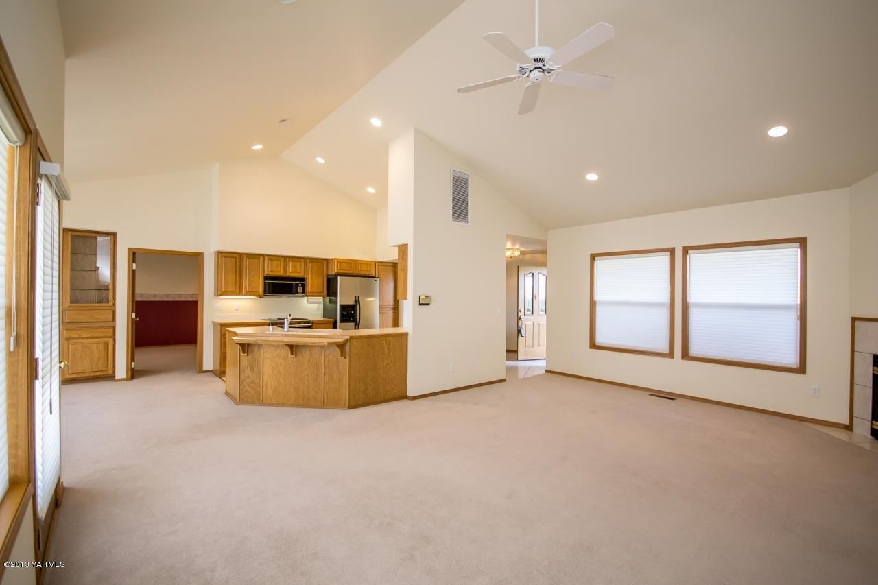 11814 Marble Road Yakima, WA 98908 - Photo 4 of 15 a view of kitchen with furniture and window