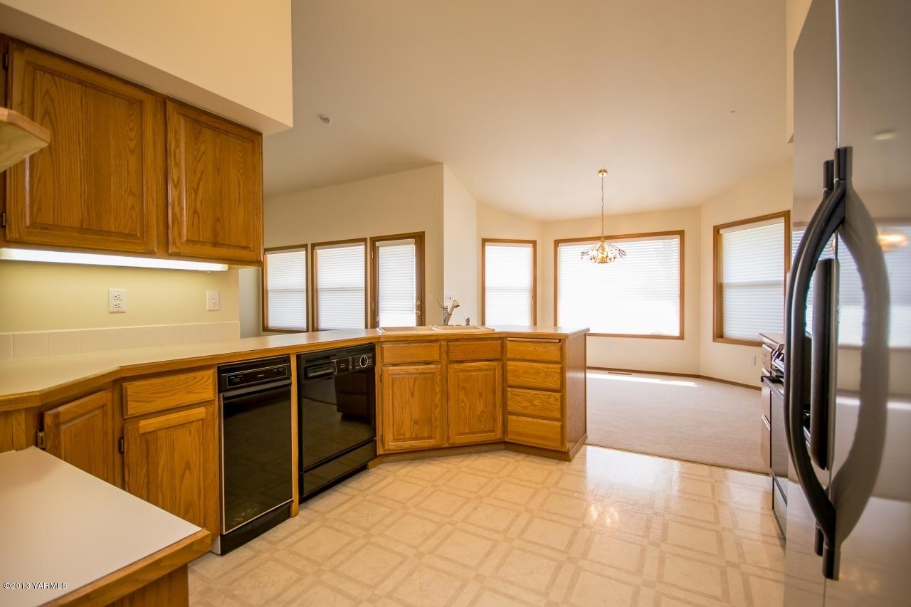 11814 Marble Road Yakima, WA 98908 - Photo 7 of 15 a large kitchen with a window