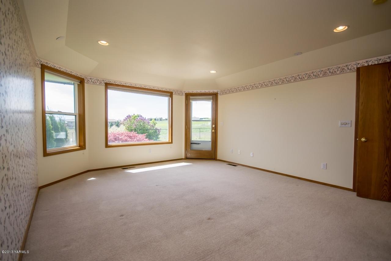 11814 Marble Road Yakima, WA 98908 - Photo 9 of 15 an empty room with windows view and windows