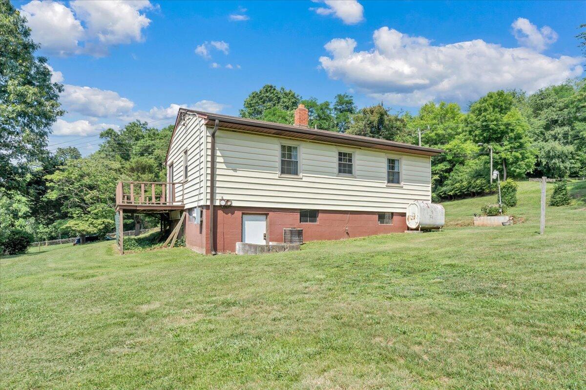 201 Long Avenue Covington, VA 24426 - Photo 31 of 43 a front view of house with yard and green space