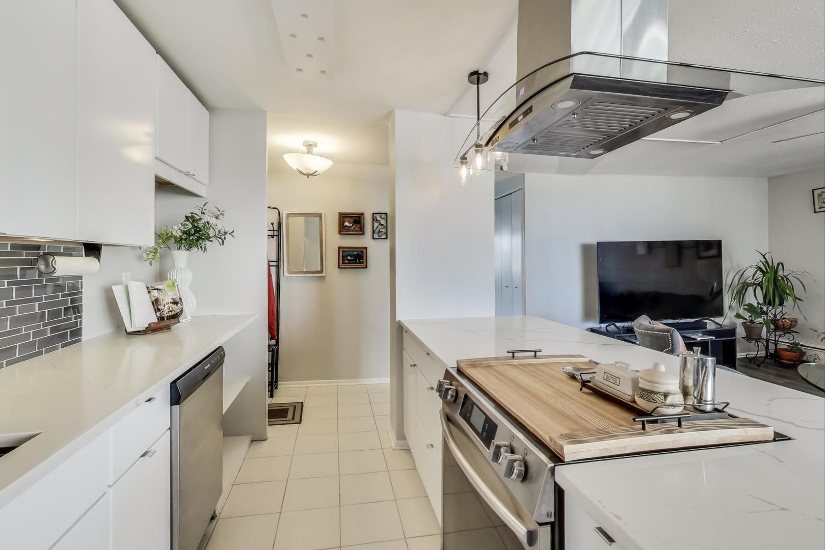 5740 North Sheridan Road, Unit 7D Chicago, IL 60660 - Photo 9 of 24
