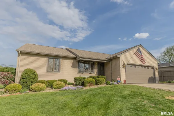 $220,000 | 7 Hickory Lane, Carlinville, IL 62626