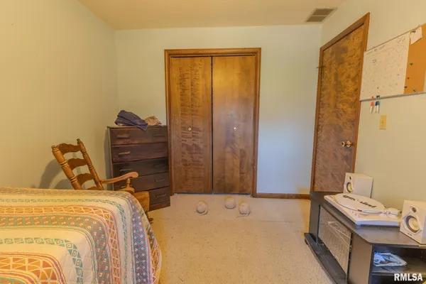 $220,000 | 7 Hickory Lane, Carlinville, IL 62626