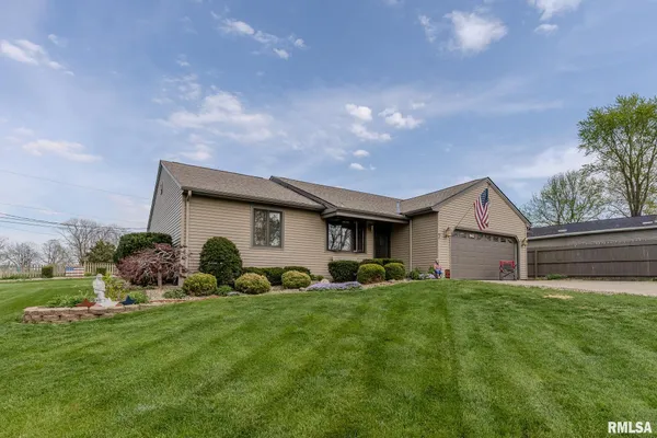 $220,000 | 7 Hickory Lane, Carlinville, IL 62626