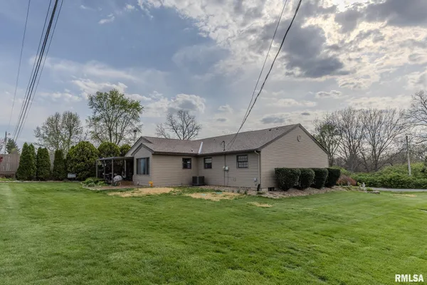 $220,000 | 7 Hickory Lane, Carlinville, IL 62626