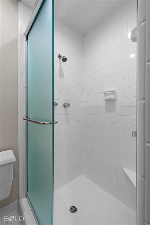 5800 Jefferson Paige Road Shreveport, LA 71119 - Photo 20 of 39 a bathroom with a shower and a toilet